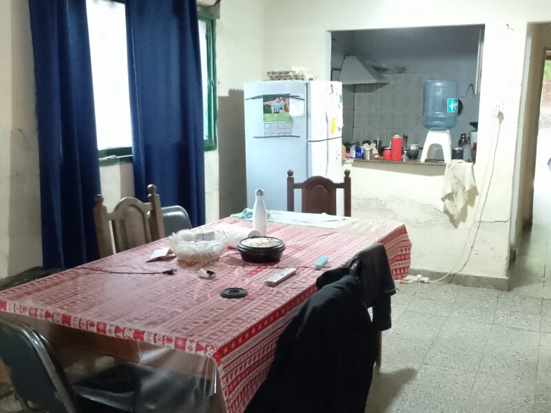 VENDO Casa con 5 Dptos. y Local Comercial