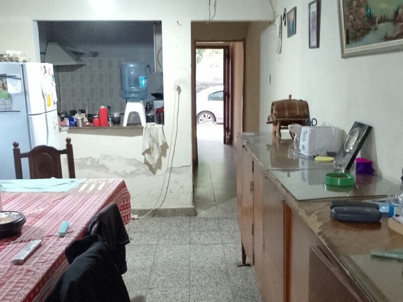 VENDO Casa con 5 Dptos. y Local Comercial