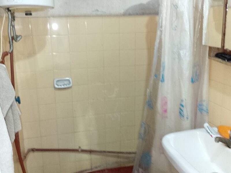 VENDO Casa con 5 Dptos. y Local Comercial