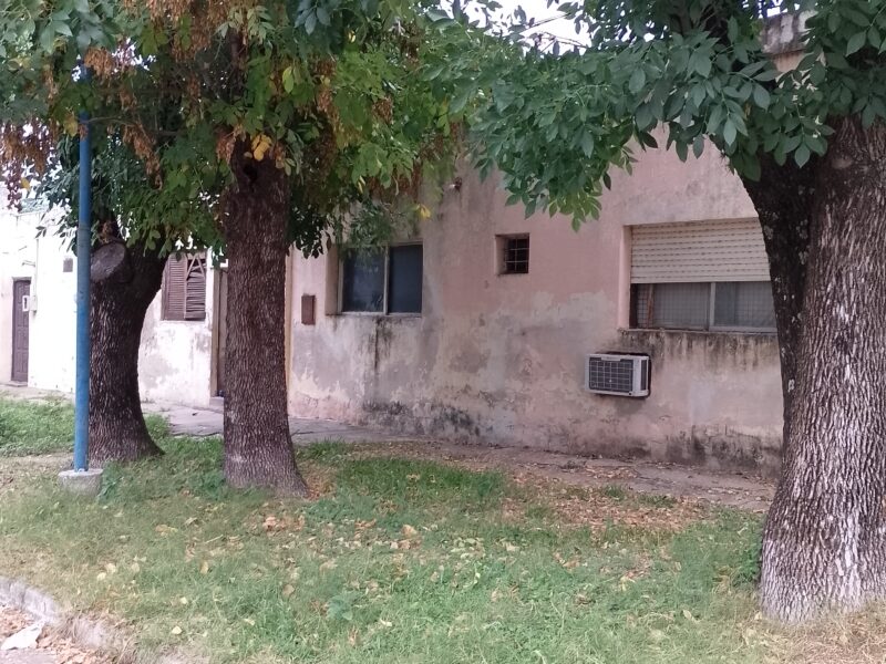 VENDO Casa con 5 Dptos. y Local Comercial