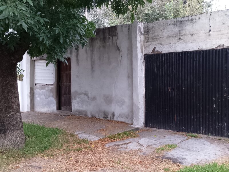 VENDO Casa con 5 Dptos. y Local Comercial